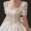 Vintage / Originale Ivoire Satin La Mariée Robe De Mariée 2020 Robe Boule Encolure Carrée Manches Courtes Dos Nu Noeud Perlage Perle Cathedral Train Volants