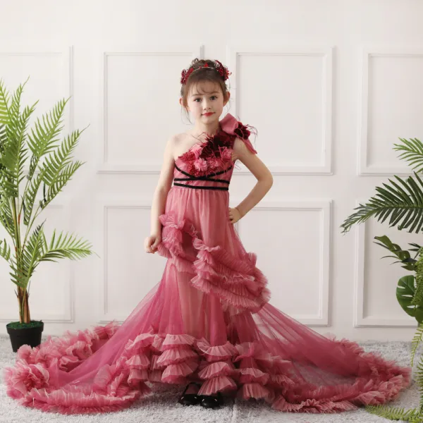 Oszałamiający Czerwone Urodziny Sukienki Dla Dziewczynek 2020 Princessa Jedno Ramię Bez Rękawów Bez Pleców Aplikacje Kwiat Frezowanie Pióro Trenem Sąd Wzburzyć