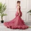 Étourdissant Rouge Anniversaire Robe Ceremonie Fille 2020 Princesse Une épaule Sans Manches Dos Nu Appliques Fleur Perlage Plumes Tribunal Train Volants