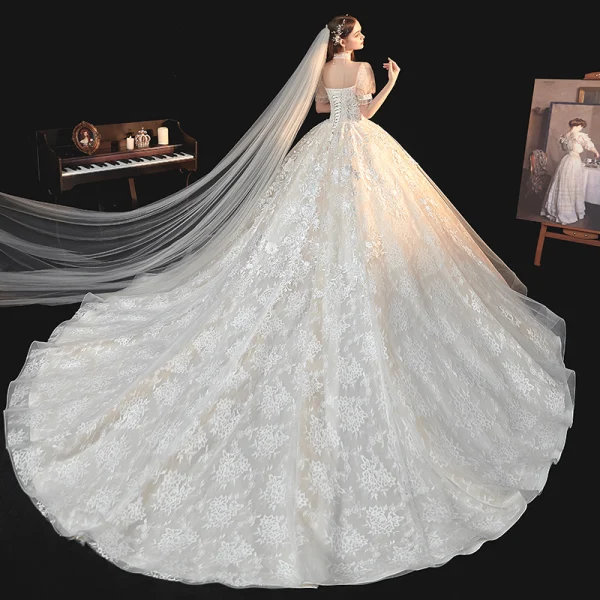 Style Victorien Ivoire La Mariée Robe De Mariée 2020 Robe Boule Transparentes Col Haut Gonflée Manches Courtes Dos Nu Appliques En Dentelle Perlage Gland Cathedral Train Volants