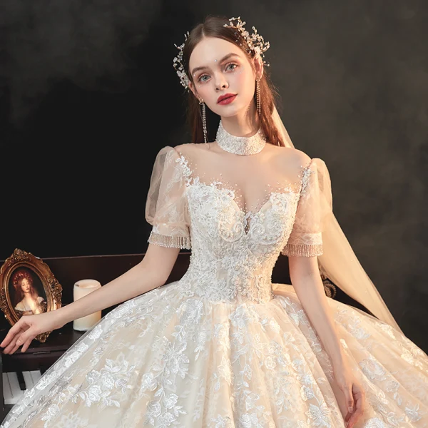 Style Victorien Ivoire La Mariée Robe De Mariée 2020 Robe Boule Transparentes Col Haut Gonflée Manches Courtes Dos Nu Appliques En Dentelle Perlage Gland Cathedral Train Volants