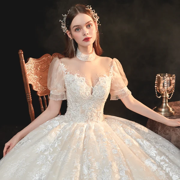 Style Victorien Ivoire La Mariée Robe De Mariée 2020 Robe Boule Transparentes Col Haut Gonflée Manches Courtes Dos Nu Appliques En Dentelle Perlage Gland Cathedral Train Volants