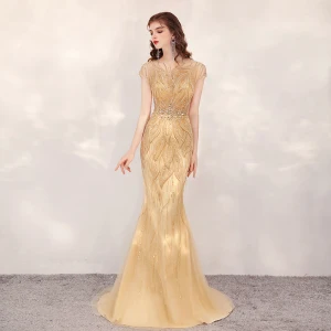 Haut De Gamme Doré Robe De Soirée 2020 Trompette Sirène Transparentes Encolure Dégagée Manches Courtes Fait Main Faux Diamant Perlage Train De Balayage Robe De Ceremonie