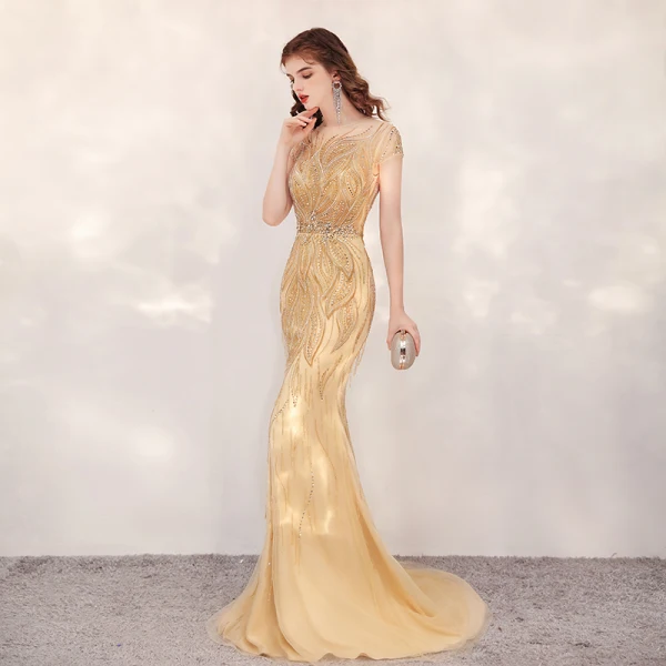 Haut de Gamme Doré Robe De Soirée 2020 Trompette / Sirène Transparentes Encolure Dégagée Manches Courtes Fait main Faux Diamant Perlage Train De Balayage Robe De Ceremonie
