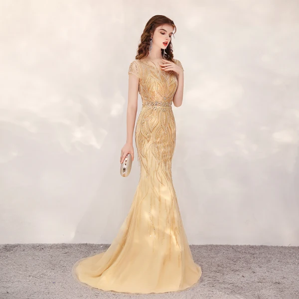 Haut de Gamme Doré Robe De Soirée 2020 Trompette / Sirène Transparentes Encolure Dégagée Manches Courtes Fait main Faux Diamant Perlage Train De Balayage Robe De Ceremonie