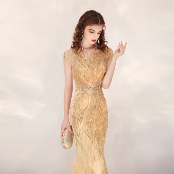 Haut de Gamme Doré Robe De Soirée 2020 Trompette / Sirène Transparentes Encolure Dégagée Manches Courtes Fait main Faux Diamant Perlage Train De Balayage Robe De Ceremonie