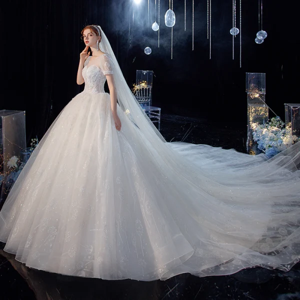 Style Victorien Blanche La Mariée Robe De Mariée 2020 Robe Boule Transparentes Encolure Carrée Gonflée Manches Courtes Dos Nu Perlage Glitter Tulle Cathedral Train Volants