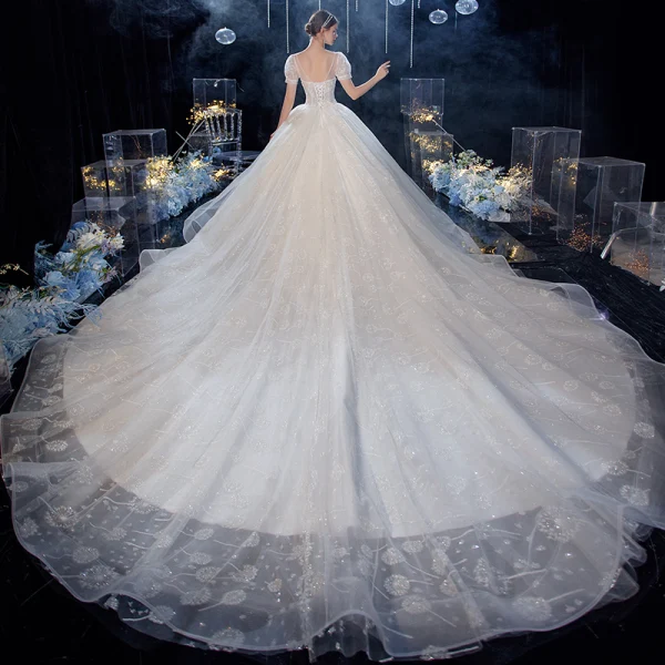 Style Victorien Blanche La Mariée Robe De Mariée 2020 Robe Boule Transparentes Encolure Carrée Gonflée Manches Courtes Dos Nu Perlage Glitter Tulle Cathedral Train Volants