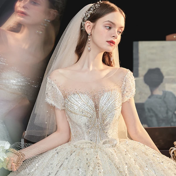 Luxe Blanche La Mariée Robe De Mariée 2020 Robe Boule Transparentes Encolure Dégagée Manches Courtes Dos Nu Paillettes Perlage Glitter Tulle Cathedral Train Volants