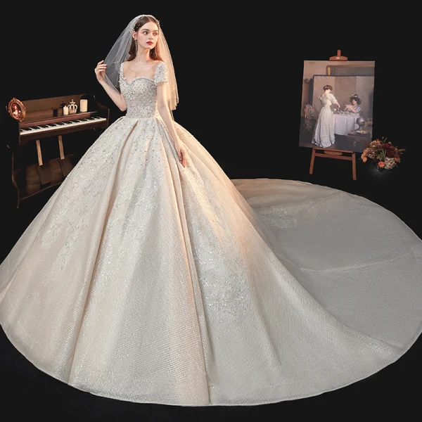 Vintage / Originale Champagne La Mariée Robe De Mariée 2020 Robe Boule Transparentes Encolure Dégagée Manches Courtes Dos Nu Fait main Perlage Paillettes Cathedral Train Volants