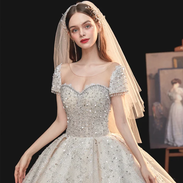 Vintage / Originale Champagne La Mariée Robe De Mariée 2020 Robe Boule Transparentes Encolure Dégagée Manches Courtes Dos Nu Fait main Perlage Paillettes Cathedral Train Volants
