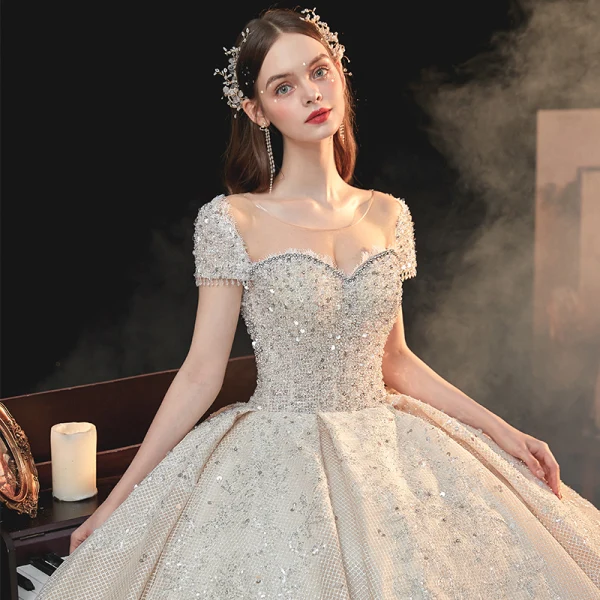 Vintage / Originale Champagne La Mariée Robe De Mariée 2020 Robe Boule Transparentes Encolure Dégagée Manches Courtes Dos Nu Fait main Perlage Paillettes Cathedral Train Volants