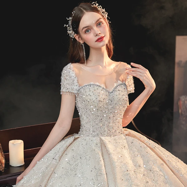 Vintage / Originale Champagne La Mariée Robe De Mariée 2020 Robe Boule Transparentes Encolure Dégagée Manches Courtes Dos Nu Fait main Perlage Paillettes Cathedral Train Volants