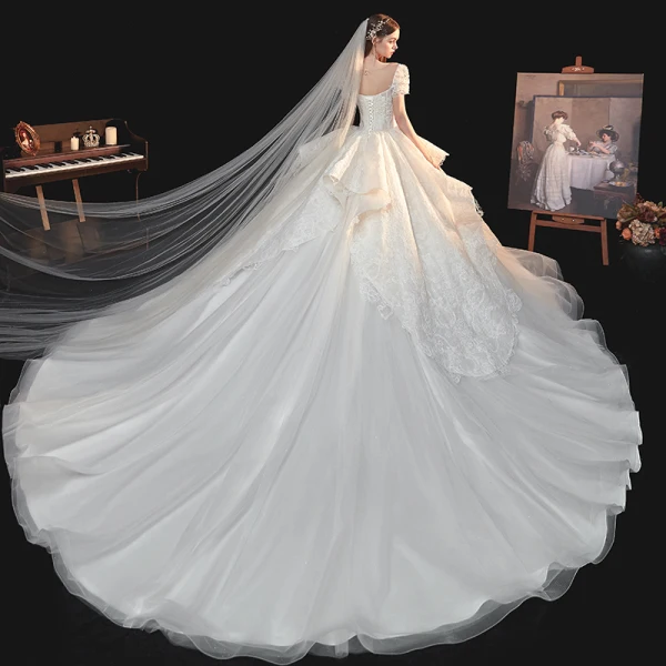 Vintage / Originale Blanche La Mariée Robe De Mariée 2020 Robe Boule Transparentes Encolure Dégagée Gonflée Manches Courtes Dos Nu Appliques En Dentelle Perlage Glitter Tulle Cathedral Train Volants