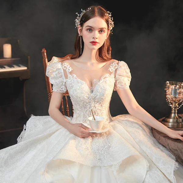 Vintage / Originale Blanche La Mariée Robe De Mariée 2020 Robe Boule Transparentes Encolure Dégagée Gonflée Manches Courtes Dos Nu Appliques En Dentelle Perlage Glitter Tulle Cathedral Train Volants