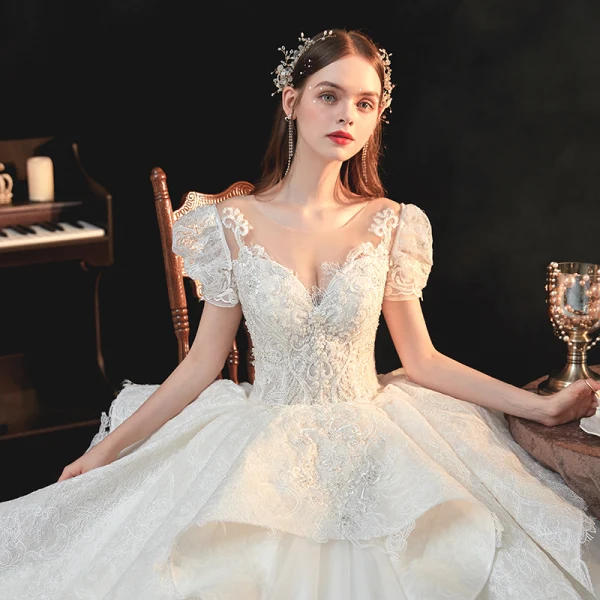 Vintage / Originale Blanche La Mariée Robe De Mariée 2020 Robe Boule Transparentes Encolure Dégagée Gonflée Manches Courtes Dos Nu Appliques En Dentelle Perlage Glitter Tulle Cathedral Train Volants