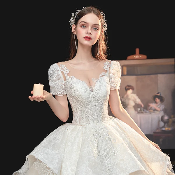 Vintage / Originale Blanche La Mariée Robe De Mariée 2020 Robe Boule Transparentes Encolure Dégagée Gonflée Manches Courtes Dos Nu Appliques En Dentelle Perlage Glitter Tulle Cathedral Train Volants