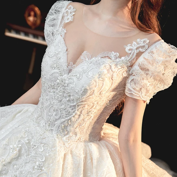 Vintage / Originale Blanche La Mariée Robe De Mariée 2020 Robe Boule Transparentes Encolure Dégagée Gonflée Manches Courtes Dos Nu Appliques En Dentelle Perlage Glitter Tulle Cathedral Train Volants