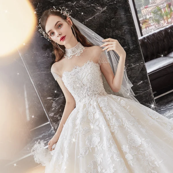 Vintage / Originale Champagne La Mariée Robe De Mariée 2020 Robe Boule Transparentes Col Haut Manches Courtes Perlage Gland Dos Nu Appliques En Dentelle Cathedral Train Volants