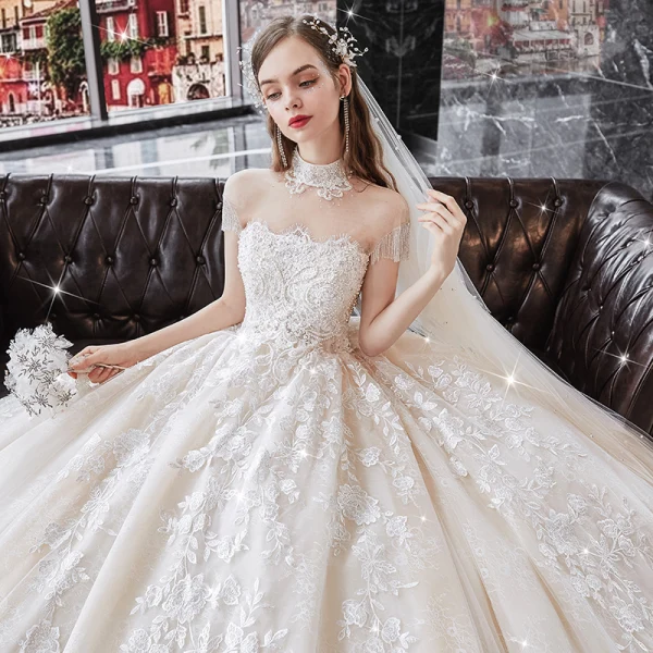Vintage / Originale Champagne La Mariée Robe De Mariée 2020 Robe Boule Transparentes Col Haut Manches Courtes Perlage Gland Dos Nu Appliques En Dentelle Cathedral Train Volants