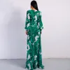 Mooie / Prachtige Groen Zomer Strand Maxi-jurken 2020 Diepe v-hals Gezwollen Lange Mouwen Gordel Het Drukken Split Voorzijde Lange Dameskleding