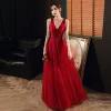 Mode Rot Abendkleider 2020 A Linie V-Ausschnitt Ärmellos Perlenstickerei Glanz Tülle Lange Rüschen Rückenfreies Festliche Kleider