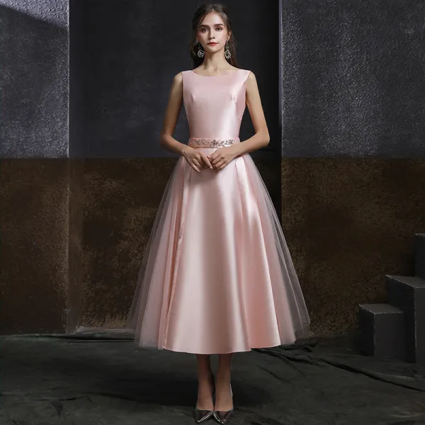 Klasyczna Rumieniąc Różowy Satyna Homecoming Sukienki Na Studniówke 2020 Princessa Wycięciem Bez Rękawów Frezowanie Szarfa Długość Herbaty Bez Pleców Sukienki Wizytowe