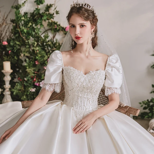 Atemberaubend Ivory / Creme Satin Hochzeits Brautkleider / Hochzeitskleider 2020 Ballkleid Eckiger Ausschnitt Geschwollenes Kurze Ärmel Rückenfreies Perlenstickerei Kathedrale Schleppe Rüschen