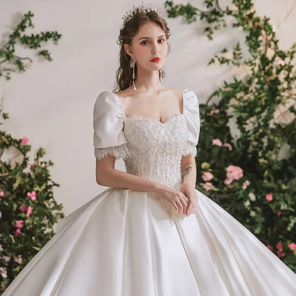 Atemberaubend Ivory / Creme Satin Hochzeits Brautkleider / Hochzeitskleider 2020 Ballkleid Eckiger Ausschnitt Geschwollenes Kurze Ärmel Rückenfreies Perlenstickerei Kathedrale Schleppe Rüschen