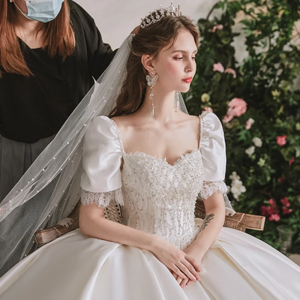 Atemberaubend Ivory / Creme Satin Hochzeits Brautkleider / Hochzeitskleider 2020 Ballkleid Eckiger Ausschnitt Geschwollenes Kurze Ärmel Rückenfreies Perlenstickerei Kathedrale Schleppe Rüschen