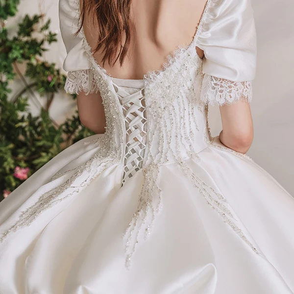 Atemberaubend Ivory / Creme Satin Hochzeits Brautkleider / Hochzeitskleider 2020 Ballkleid Eckiger Ausschnitt Geschwollenes Kurze Ärmel Rückenfreies Perlenstickerei Kathedrale Schleppe Rüschen