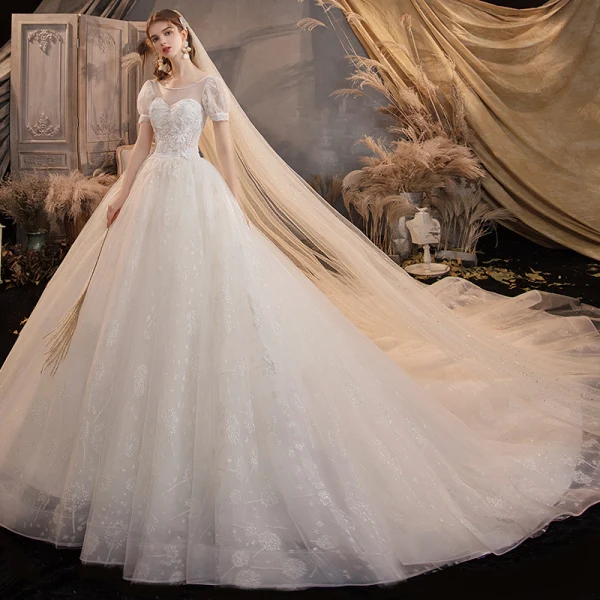 Style Victorien Ivoire La Mariée Robe De Mariée 2020 Robe Boule Transparentes Encolure Dégagée Gonflée Manches Courtes Dos Nu Paillettes Perlage Glitter Tulle Cathedral Train Volants