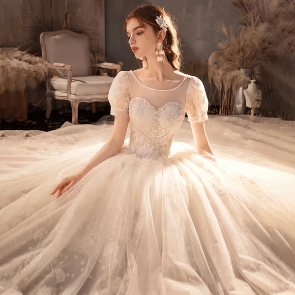 Style Victorien Ivoire La Mariée Robe De Mariée 2020 Robe Boule Transparentes Encolure Dégagée Gonflée Manches Courtes Dos Nu Paillettes Perlage Glitter Tulle Cathedral Train Volants