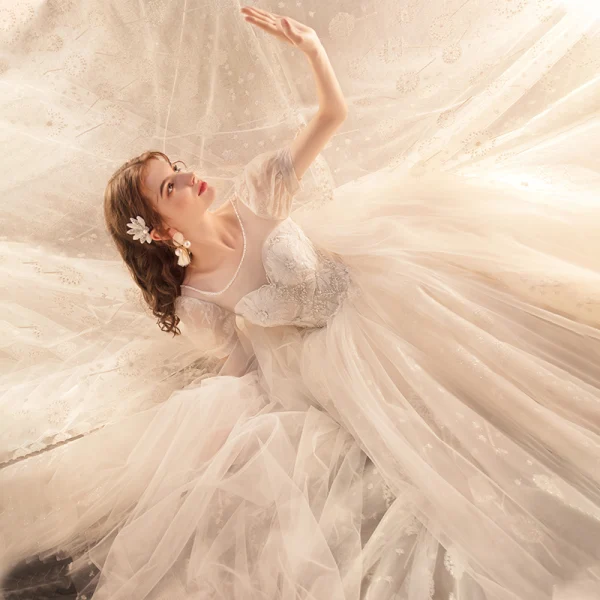 Style Victorien Ivoire La Mariée Robe De Mariée 2020 Robe Boule Transparentes Encolure Dégagée Gonflée Manches Courtes Dos Nu Paillettes Perlage Glitter Tulle Cathedral Train Volants