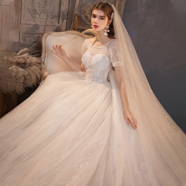 Style Victorien Ivoire La Mariée Robe De Mariée 2020 Robe Boule Transparentes Encolure Dégagée Gonflée Manches Courtes Dos Nu Paillettes Perlage Glitter Tulle Cathedral Train Volants