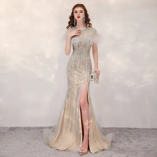 Luksusowe Złote Przezroczyste Sukienki Wieczorowe 2020 Syrena / Rozkloszowane Wycięciem Kótkie Rękawy Frezowanie Pióro Podział Przodu Trenem Sweep Sukienki Wizytowe