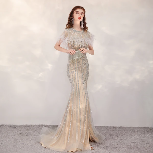 Luxe Doré Transparentes Robe De Soirée 2020 Trompette / Sirène Encolure Dégagée Manches Courtes Perlage Plumes Fendue devant Train De Balayage Robe De Ceremonie