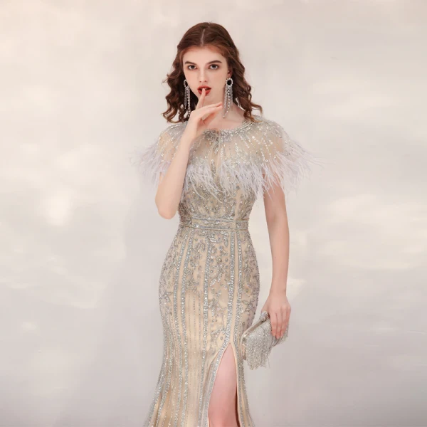 Luxe Doré Transparentes Robe De Soirée 2020 Trompette / Sirène Encolure Dégagée Manches Courtes Perlage Plumes Fendue devant Train De Balayage Robe De Ceremonie