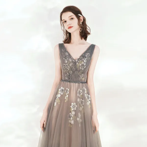 Eleganckie Szary Sukienki Wieczorowe 2020 Princessa V-Szyja Bez Rękawów Aplikacje Kwiat Frezowanie Szarfa Długie Wzburzyć Bez Pleców Sukienki Wizytowe