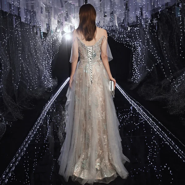 Illusion Gris Robe De Soirée 2020 Princesse Transparentes Encolure Dégagée Manches Courtes Perlage Paillettes Longue Volants Dos Nu Robe De Ceremonie