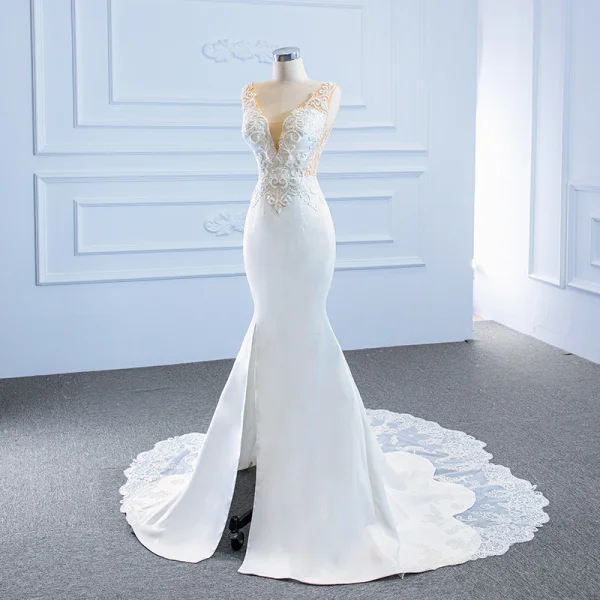 High End Weiß Satin Hochzeits Brautkleider / Hochzeitskleider 2020 Meerjungfrau Tiefer V-Ausschnitt Ärmellos Rückenfreies Applikationen Spitze Perlenstickerei Gespaltete Front Hof-Schleppe