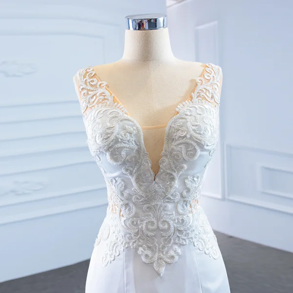 High End Weiß Satin Hochzeits Brautkleider / Hochzeitskleider 2020 Meerjungfrau Tiefer V-Ausschnitt Ärmellos Rückenfreies Applikationen Spitze Perlenstickerei Gespaltete Front Hof-Schleppe