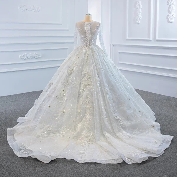 Luxe Blanche Transparentes La Mariée Robe De Mariée 2020 Robe Boule Encolure Dégagée Manches Longues Dos Nu Appliques Fleur Fait main Perlage Train De Balayage Volants