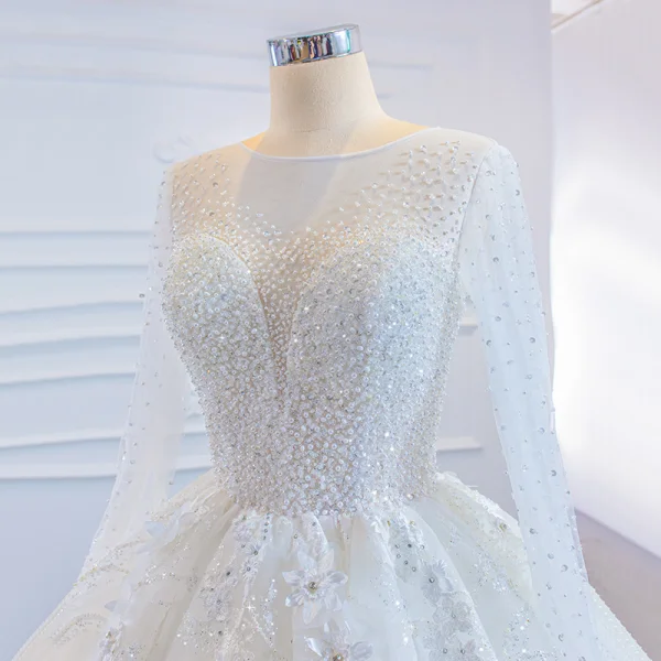 Luxe Blanche Transparentes La Mariée Robe De Mariée 2020 Robe Boule Encolure Dégagée Manches Longues Dos Nu Appliques Fleur Fait main Perlage Train De Balayage Volants