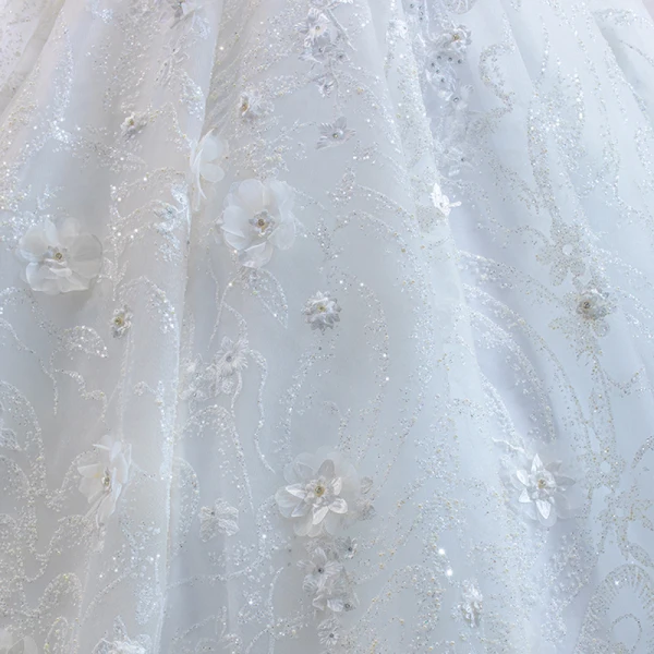 Luxe Blanche Transparentes La Mariée Robe De Mariée 2020 Robe Boule Encolure Dégagée Manches Longues Dos Nu Appliques Fleur Fait main Perlage Train De Balayage Volants