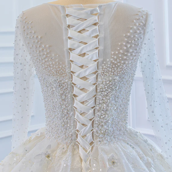 Luxe Blanche Transparentes La Mariée Robe De Mariée 2020 Robe Boule Encolure Dégagée Manches Longues Dos Nu Appliques Fleur Fait main Perlage Train De Balayage Volants