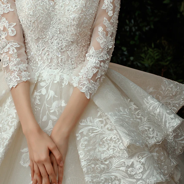 Illusion Champagne Transparentes La Mariée Robe De Mariée 2020 Robe Boule Encolure Dégagée 3/4 Manches Appliques En Dentelle Perlage Glitter Tulle Dos Nu Cathedral Train Volants