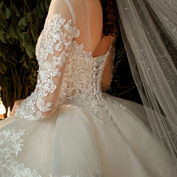 Illusion Champagne Transparentes La Mariée Robe De Mariée 2020 Robe Boule Encolure Dégagée 3/4 Manches Appliques En Dentelle Perlage Glitter Tulle Dos Nu Cathedral Train Volants