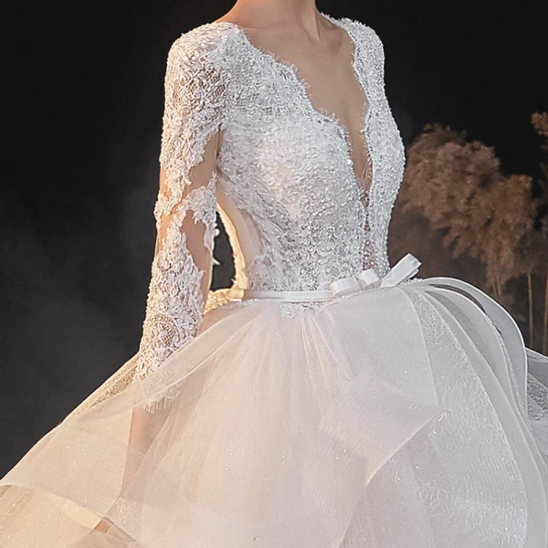 Illusion Champagne La Mariée Robe De Mariée 2020 Robe Boule Transparentes Col v profond Manches Longues Dos Nu Appliques En Dentelle Perlage Noeud Ceinture Glitter Tulle Cathedral Train Volants