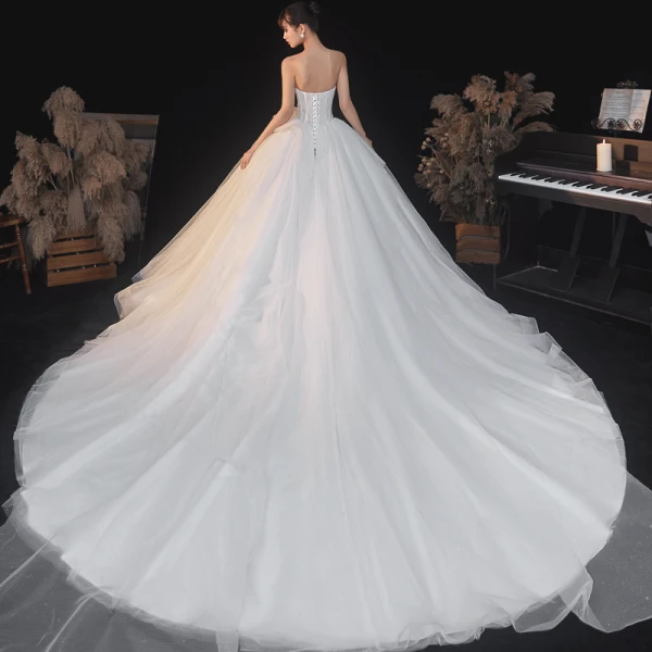 Elegant Elfenben Bryllups Brudekjoler 2020 Ballkjole Kjæreste Uten Ermer Ryggløse Appliques Paljetter Beading Glitter Tyll Cathedral Train Buste